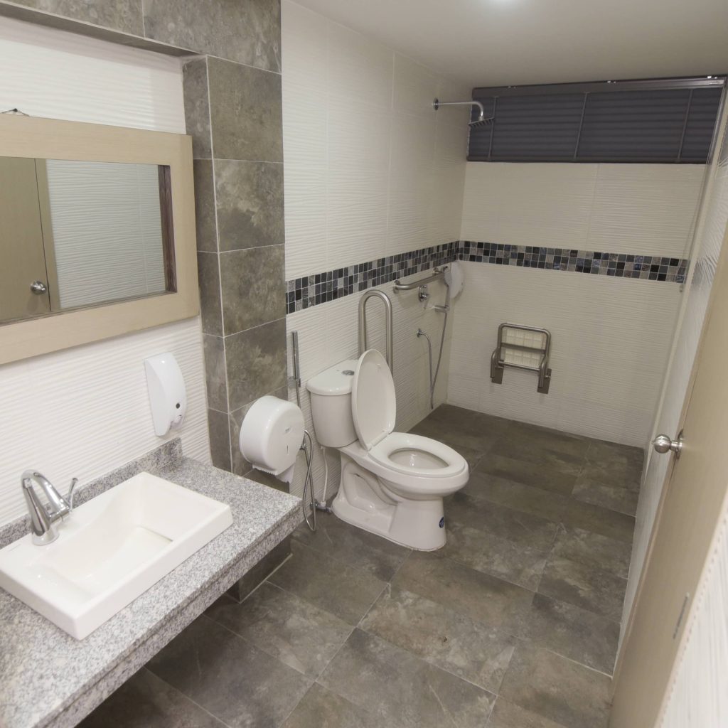 16.-Baño-para-discapacitados-Suite-Duplex-Motel-La-Herradura.-Bucaramanga-Floridablanca-1024x1024 Suites