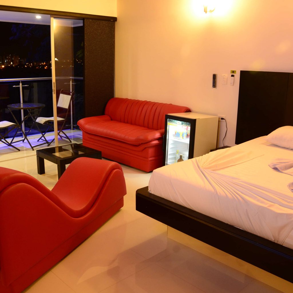 2.-Sofa-Erótico-Suite-Imperial-Motel-La-Herradura.-Bucaramanga-Floridablanca-min-1024x1024 Suites